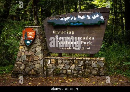 Marblemount, Washington, USA - 27 settembre 2025: Una vista cattura il rustico cartello d'ingresso del Parco Nazionale delle Cascate del Nord, che segna il confine dell'aspro m Foto Stock