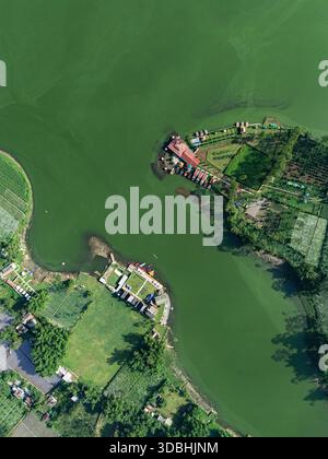 Veduta aerea del Green Lake con un piccolo insediamento e terreni agricoli circostanti Foto Stock