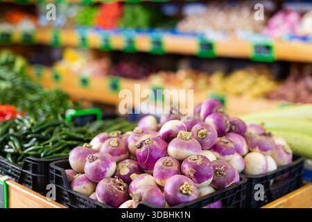 Radici di rapa esposte per la vendita alla greengrocery Foto Stock