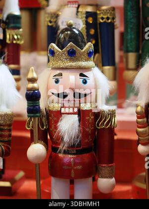 Tradizionale soldato in legno dello schiaccianoci decorato come re con corona d'oro e uniforme rossa nel mercatino di Natale di Colmar, Alsazia, Francia Foto Stock