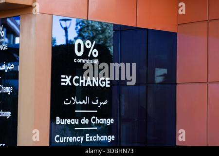 MARRAKECH, MAROCCO - 5 DICEMBRE 2025: Ufficio di cambio a Marrakech Foto Stock