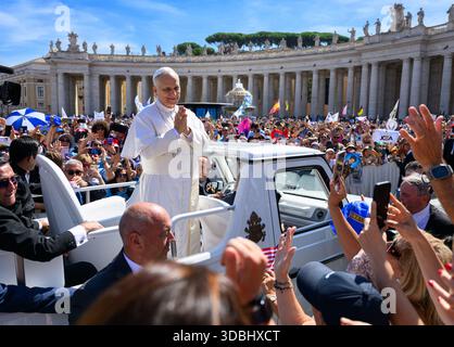 Papa Leone XIV saluta i fedeli in Piazza San Pietro dopo la messa di canonizzazione di Carlo Acutis e Pier Giorgio Frassati. Foto Stock