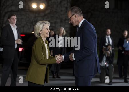 Ursula von der Leyen (Presidente della Commissione europea) e Friedrich Merz (Cancelliere della Repubblica Federale di Germania) arrivano al Federal Foto Stock