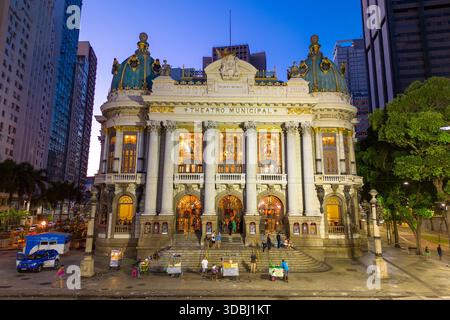 Rio de Janeiro, Brasile - 5 ottobre 2025: Il famoso Teatro Municipale di Rio de Janeiro, edificio storico, è illuminato di notte e ospita un evento Foto Stock