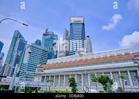 Vista dinamica e dall'angolo basso dello skyline del quartiere finanziario centrale di Singapore (CBD), che mostra l'impressionante contrasto tra storia e modernità Foto Stock