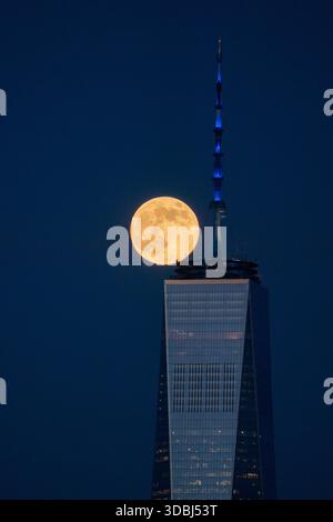 La luna fredda piena sorge dietro l'One World Trade Center visto dal Liberty State Park. (Foto di Derek French / SOPA Images / Sipa USA) Foto Stock