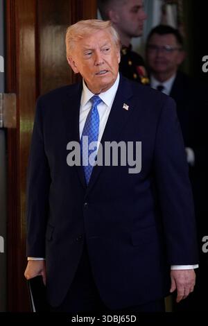 Washington, Stati Uniti. 16 dicembre 2025. Il presidente DEGLI STATI UNITI Donald Trump partecipa ad un ricevimento Hanukkah nella East Room alla Casa Bianca di Washington il 16 dicembre 2025. Foto di Yuri Gripas/UPI credito: UPI/Alamy Live News Foto Stock