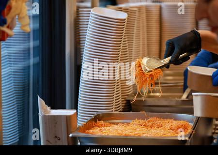 Non esclusivo: Cibo preparato dai volontari del treno alimentare, che fornisce pasti caldi alle persone rimaste senza alimentazione e riscaldamento a causa di una a russa Foto Stock