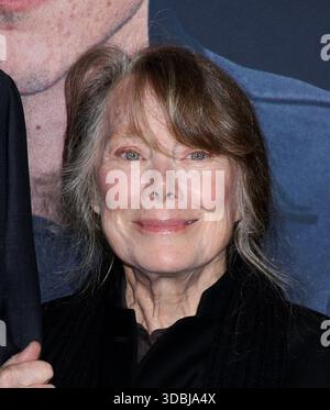 New York, Stati Uniti. 16 dicembre 2025. Sissy Spacek partecipa alla premiere "Marty Supreme" di New York tenutasi al Regal Times Square il 16 dicembre 2025 a New York, NY © Steven Bergman/AFF-USA.COM Credit: AFF/Alamy Live News Foto Stock