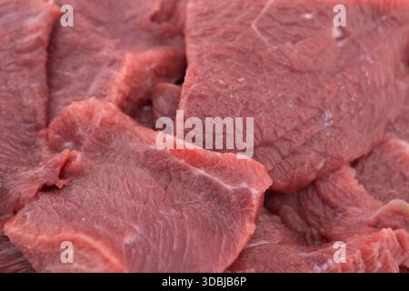 Carne di manzo fresca cruda. Carne fresca a fette di manzo stroganoff isolata su fondo bianco. Foto Stock