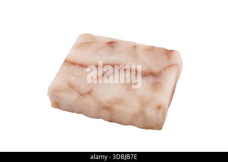 Blocchetto di filetti di pesce congelato rapidamente isolato su sfondo bianco. Filetti di merluzzo congelati senza pelle isolata su sfondo bianco Foto Stock