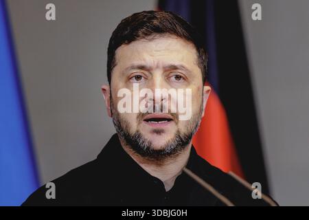 Volodymyr Zelenskyy, presidente dell'Ucraina, fotografato durante una conferenza stampa congiunta con il Cancelliere federale (non nella foto) a Berlino, 15 dicembre 2025. Il presidente ucraino si reca a Berlino per discutere sullo status dei negoziati di pace Foto Stock