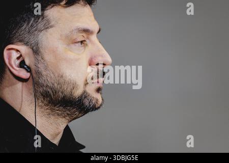 Volodymyr Zelenskyy, presidente dell'Ucraina, fotografato durante una conferenza stampa congiunta con il Cancelliere federale (non nella foto) a Berlino, 15 dicembre 2025. Il presidente ucraino si reca a Berlino per discutere sullo status dei negoziati di pace Foto Stock