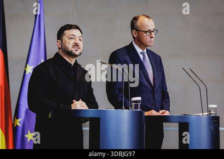 (R-L) Friedrich Merz (CDU), Cancelliere federale, e Volodymyr Zelenskyy, presidente dell'Ucraina, hanno fotografato durante una conferenza stampa congiunta a Berlino, il 15 dicembre 2025. Il Presidente ucraino si reca a Berlino per discutere sullo status del nego di pace Foto Stock