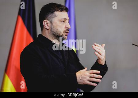 Volodymyr Zelenskyy, presidente dell'Ucraina, fotografato durante una conferenza stampa congiunta con il Cancelliere federale (non nella foto) a Berlino, 15 dicembre 2025. Il Presidente ucraino si reca a Berlino per discutere sullo status dei negoziati di pace Foto Stock