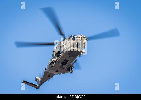 Il primo elicottero a bordo NH-90 MRFH Sea Tiger atterra presso il Ministero federale della difesa come parte di un passaggio alla Marina tedesca a Berlino, il 16 dicembre 2025. Foto Stock