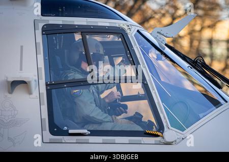 Il primo elicottero a bordo NH-90 MRFH Sea Tiger atterra presso il Ministero federale della difesa come parte di un passaggio alla Marina tedesca a Berlino, il 16 dicembre 2025. Foto Stock