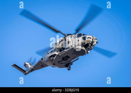 Il primo elicottero a bordo NH-90 MRFH Sea Tiger atterra presso il Ministero federale della difesa come parte di un passaggio alla Marina tedesca a Berlino, il 16 dicembre 2025. Foto Stock