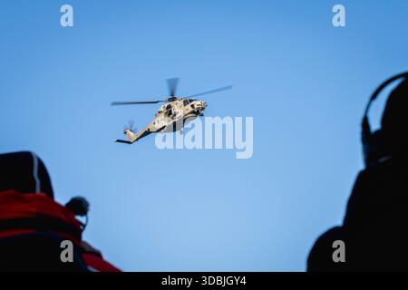 Il primo elicottero a bordo NH-90 MRFH Sea Tiger atterra presso il Ministero federale della difesa come parte di un passaggio alla Marina tedesca a Berlino, il 16 dicembre 2025. Foto Stock