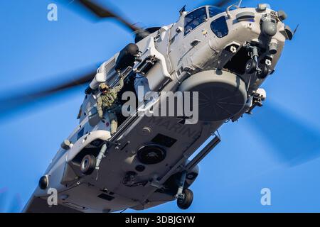 Il primo elicottero a bordo NH-90 MRFH Sea Tiger atterra presso il Ministero federale della difesa come parte di un passaggio alla Marina tedesca a Berlino, il 16 dicembre 2025. Foto Stock