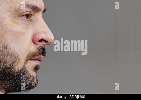 Volodymyr Zelenskyy, presidente dell'Ucraina, fotografato durante una conferenza stampa congiunta con il Cancelliere federale (non nella foto) a Berlino, 15.12.2025. Il Presidente ucraino si reca a Berlino per discutere sullo status dei negoziati di pace i Foto Stock