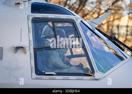 I piloti della Bundeswehr nella cabina di pilotaggio dell'elicottero, presi durante la consegna del primo elicottero a bordo NH-90 MRFH Sea Tiger alla Marina tedesca a Berlino il 16 dicembre 2025. Foto Stock