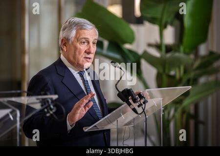 Antonio Tajani, Ministro degli affari Esteri italiano, preso durante una conferenza stampa con il suo omologo tedesco a Roma, il 15 dicembre 2025. / Fotografato per conto del Ministero degli Esteri. Foto Stock
