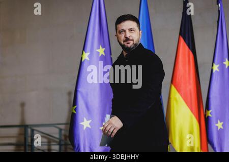 Volodymyr Zelenskyy, presidente dell'Ucraina, fotografato durante una conferenza stampa congiunta con il Cancelliere federale (non nella foto) a Berlino, 15 dicembre 2025. Il presidente ucraino si reca a Berlino per discutere sullo status dei negoziati di pace Foto Stock