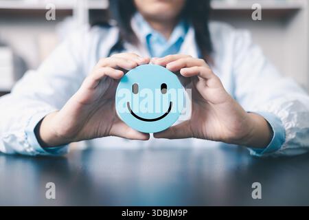 Terapia e cura da parte del medico, la salute del paziente è migliorata, portando soddisfazione e un sorriso felice al loro viso quando hanno lasciato l'ospedale, thei Foto Stock