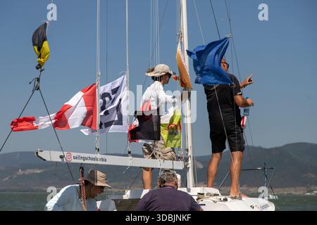 I giudici della barca del comitato di gara monitorano la regata del campionato nazionale Optimist e ILCA 6 sul Danubio vicino a Golubac, in Serbia. Foto Stock