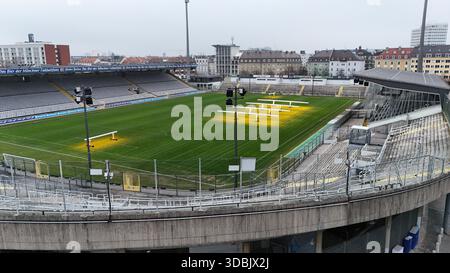 Hier im Bild das Städtische Stadion an der Grünwalder Strasse in München Giesing, Grünwalder Stadion, Heimspielstätte u.a. des TSV Munich 1860 und des FC Bayern Munich Amateure, zu sehen von der Westkurve auf Stehhalle, Gegengerade (li), Haupttribüne (re.) Und hinten die Ostkurve Foto Stock