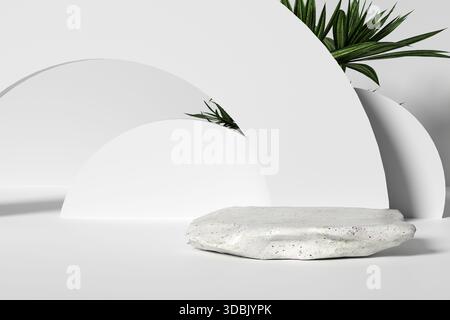 Podio in pietra bianca con foglie verdi e archi bianchi, creando una scena minimalista e naturale per l'esposizione dei prodotti Foto Stock
