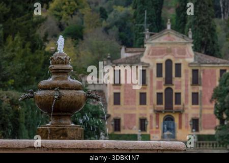 Getti d'acqua da una fontana nel monumentale giardino di Valsanzibio, Padova Foto Stock