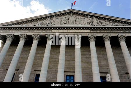 Parigi, Francia. 16 dicembre 2025. Illustrazioni dell'Assemblea nazionale francese, Palais Bourbon. Parigi, Francia il 16 dicembre 2025 foto di Karim Ait Adjedjou/ABACAPRESS.COM credito: Abaca Press/Alamy Live News Foto Stock