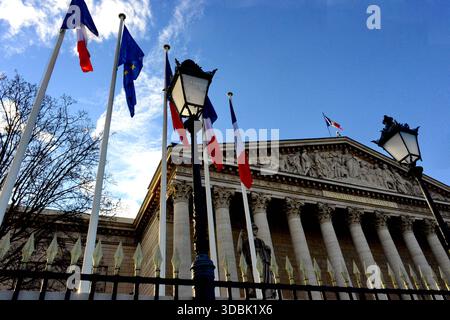 Parigi, Francia. 16 dicembre 2025. Illustrazioni dell'Assemblea nazionale francese, Palais Bourbon. Parigi, Francia il 16 dicembre 2025 foto di Karim Ait Adjedjou/ABACAPRESS.COM credito: Abaca Press/Alamy Live News Foto Stock