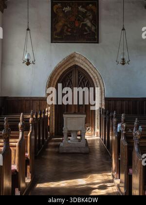 Esterno della chiesa di Santa Maria, Aldham, Suffolk con navata storica e tradizionali pali di legno Foto Stock