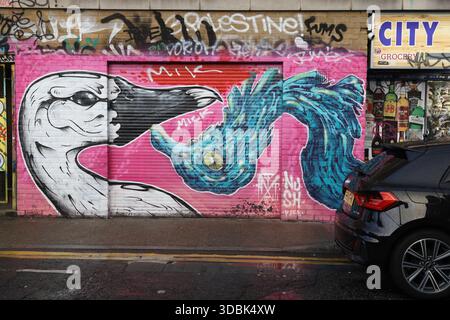 Dipinti colorati raffiguranti la natura, uccelli e fiori adornano le strade di Shoreditch, Hackney, nella zona est di Londra. Foto Stock