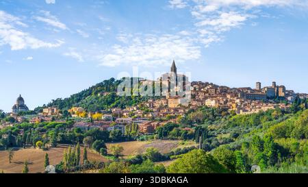 Vista panoramica autunnale della città collinare di Todi, Perugia, Umbria, Italia. Lo skyline presenta la chiesa di San fortunato e il Tempio di Santa Maria del Foto Stock