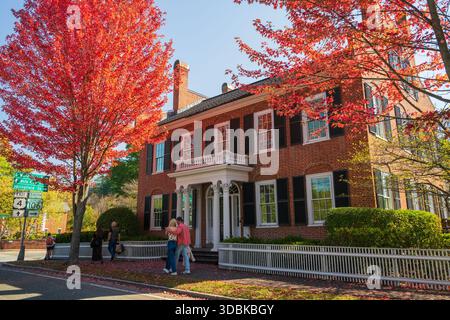 Coppia che cammina lungo la strada a Woodstock, Vermont, durante l'autunno Foto Stock
