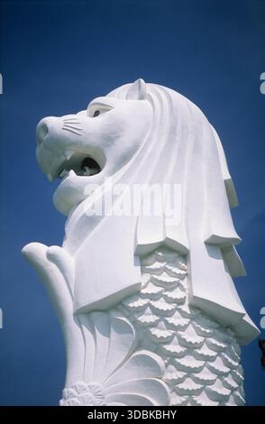 Singapore, il Merlion Park, il simbolo della città, il Merlion, metà pesce, metà leone, si trova alla foce del fiume Singapore. Foto Stock