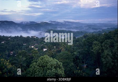 Vista sulla campagna, Kandy, Sri Lanka. Foto Stock