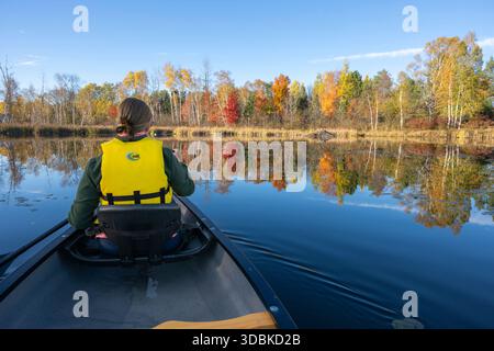 Canoa sull'Haley Pond in autunno, Rangeley, Maine Foto Stock