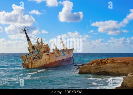 Naufragio abbandonato dell'EDRO III, popolare località turistica sulla costa mediterranea di Cipro, Paphos, Cipro Foto Stock