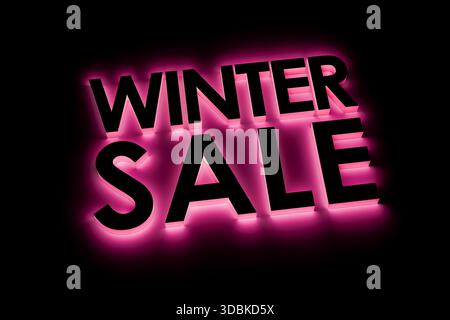 Testo "SALDI INVERNALI" in nero 3d su nero con effetto luminoso rosa intorno. Nero puro per una facile espandibilità Foto Stock