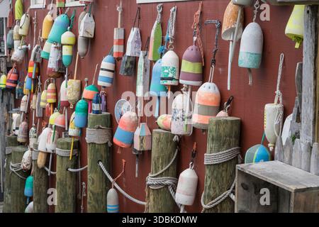 Galleggianti per la pesca o bocce in mostra, Bar Harbor, Maine Foto Stock
