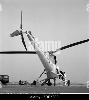 Storia degli elicotteri. BEA Sikorsky Helicopter, Birmingham (1952) Una fotografia di un elicottero Sikorsky della British European Airways (BEA) all'aeroporto di Birmingham, Inghilterra, nel 1952. L'elicottero è probabilmente un Sikorsky S-51 (o la sua versione britannica Westland Dragonfly), parte dei servizi sperimentali della BEA che collegavano la stazione di Birmingham Hay Mills Rotor agli aeroporti di Londra dal 1951. Queste furono tra le prime rotte passeggeri in elicottero di linea del Regno Unito, un passo audace subito dopo la guerra. L'iconico Sikorsky S-55 (militare H-19 Chickasaw), introdotto nel 1950 e certificato per uso civile in 1 Foto Stock