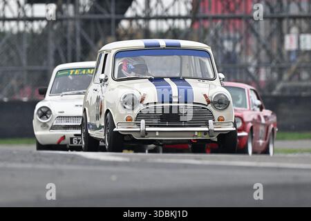Adam Morgan, Russell Morgan, Austin Mini Cooper S, HRDC Jack Sears Trophy for 1958-1966 Touring Cars, una qualifica a secco di 25 minuti e in ritardo Foto Stock
