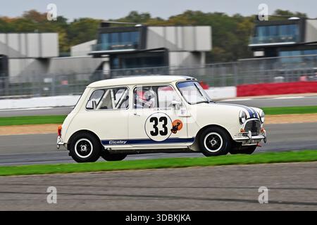 Adam Morgan, Russell Morgan, Austin Mini Cooper S, HRDC Jack Sears Trophy for 1958-1966 Touring Cars, una qualifica a secco di 25 minuti e in ritardo Foto Stock