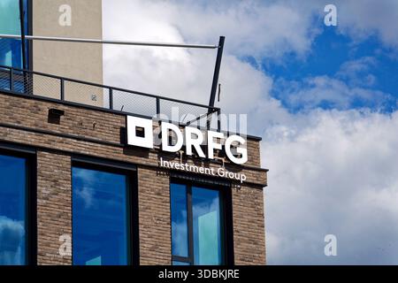 Il logo della società di investimento DRFG è stato montato sul tetto della sua sede centrale il 29 maggio 2025 a Praga, repubblica Ceca. Foto Stock