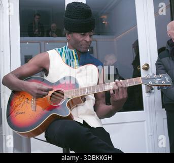 Parigi, Francia. 16 dicembre 2025. Keziah Jones si esibisce durante lo spettacolo Keziah Jones alla Galerie de la Clé di Parigi, Francia. 16 dicembre 2025. Foto di credito: said Anas/Alamy Live News. Foto Stock